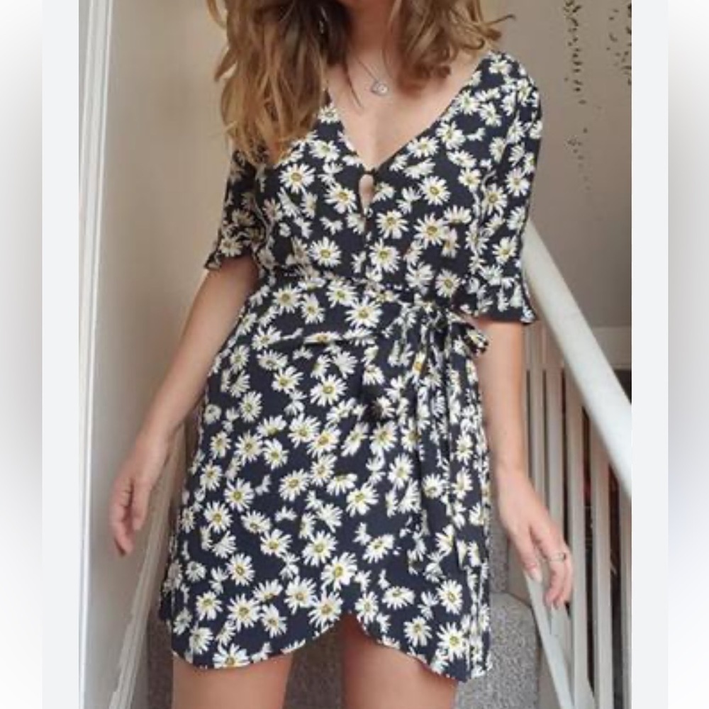Zara Daisy Faux Wrap Dress Button Front deep V Neck Floral Size M - Picture 2 of 9